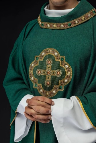 Ornat zielony z haftowanym krzyżem i dekoracyjnym kołnierzem – zdjęcie 1