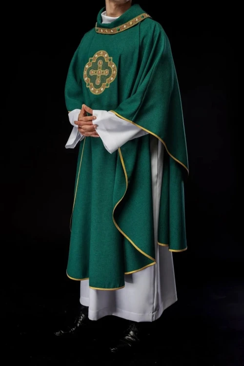 Ornat zielony z haftowanym krzyżem i dekoracyjnym kołnierzem – zdjęcie 2