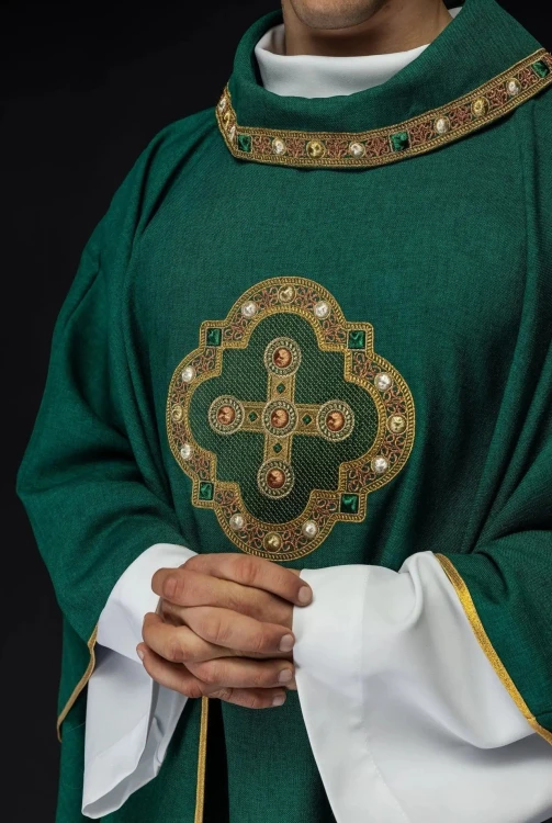 Ornat zielony z haftowanym krzyżem i dekoracyjnym kołnierzem – zdjęcie 3