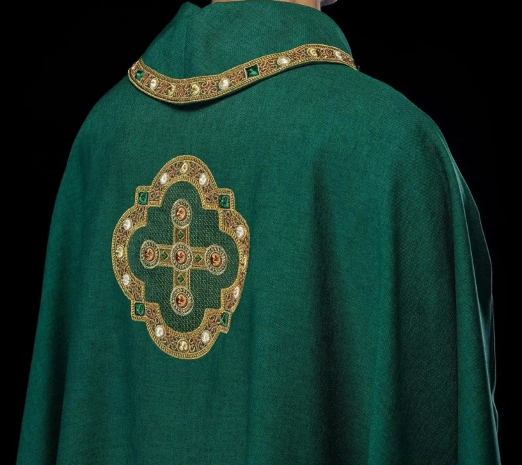 Ornat zielony z haftowanym krzyżem i dekoracyjnym kołnierzem – zdjęcie 6