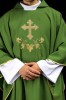 Ornat zielony z haftem krzyża i szerokim kołnierzem – zdjęcie 1