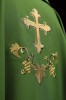 Ornat zielony z haftem krzyża i szerokim kołnierzem – zdjęcie 3