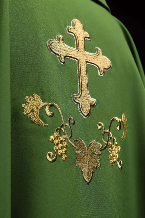 Ornat zielony z haftem krzyża i szerokim kołnierzem – zdjęcie 3