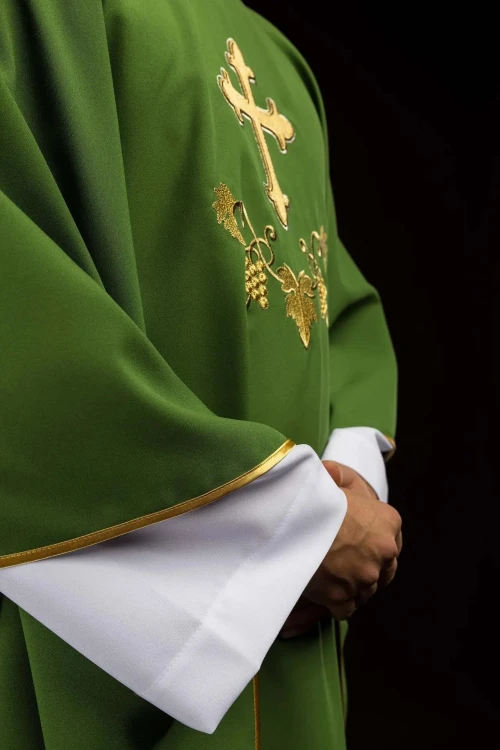 Ornat zielony z haftem krzyża i szerokim kołnierzem – zdjęcie 4
