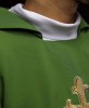 Ornat zielony z haftem krzyża i szerokim kołnierzem – zdjęcie 5