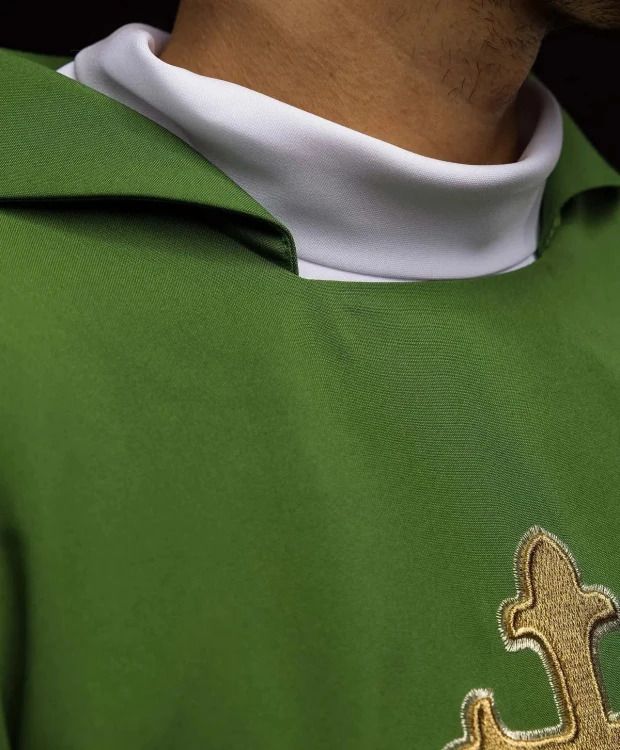Ornat zielony z haftem krzyża i szerokim kołnierzem – zdjęcie 5