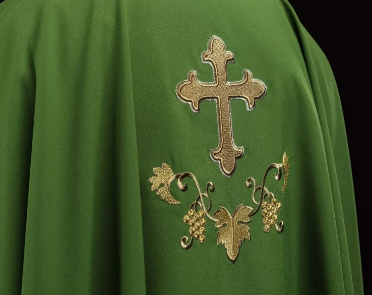 Ornat zielony z haftem krzyża i szerokim kołnierzem – zdjęcie 7