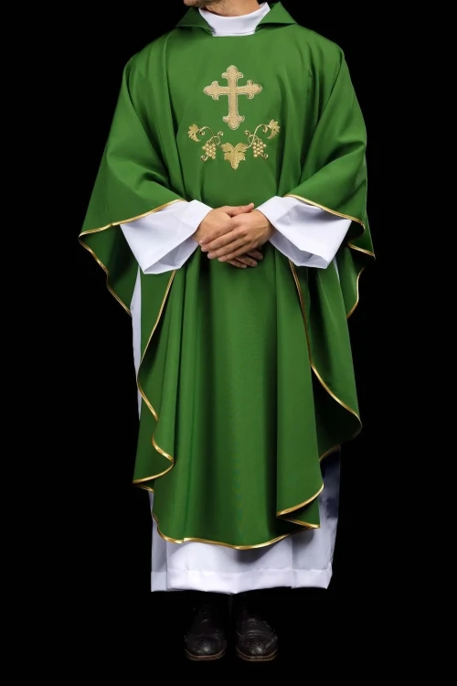 Ornat zielony z haftem krzyża i szerokim kołnierzem – zdjęcie 9