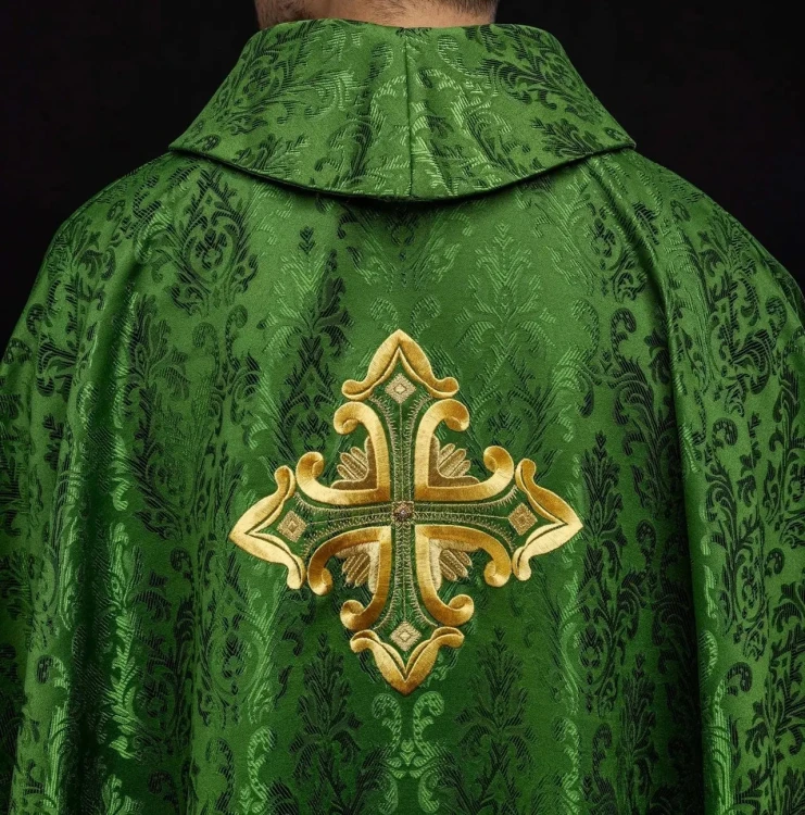 Ornat zielony z krzyżem na wzorzystej tkaninie – zdjęcie 1