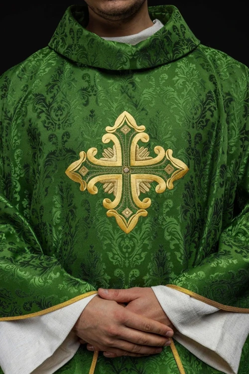 Ornat zielony z krzyżem na wzorzystej tkaninie – zdjęcie 2