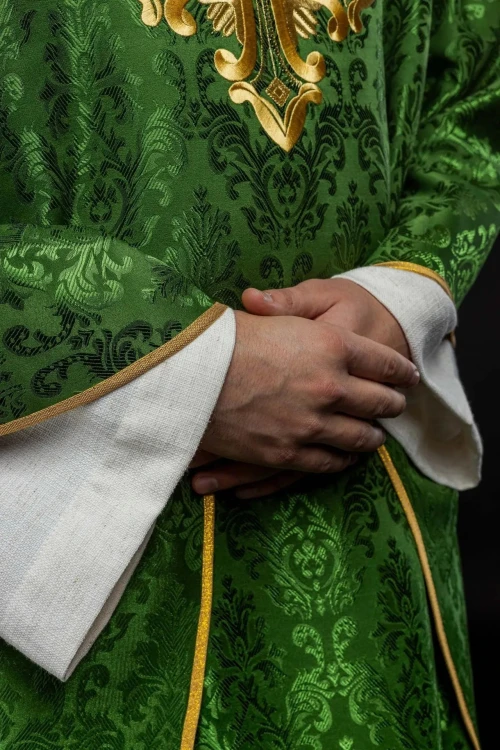 Ornat zielony z krzyżem na wzorzystej tkaninie – zdjęcie 5