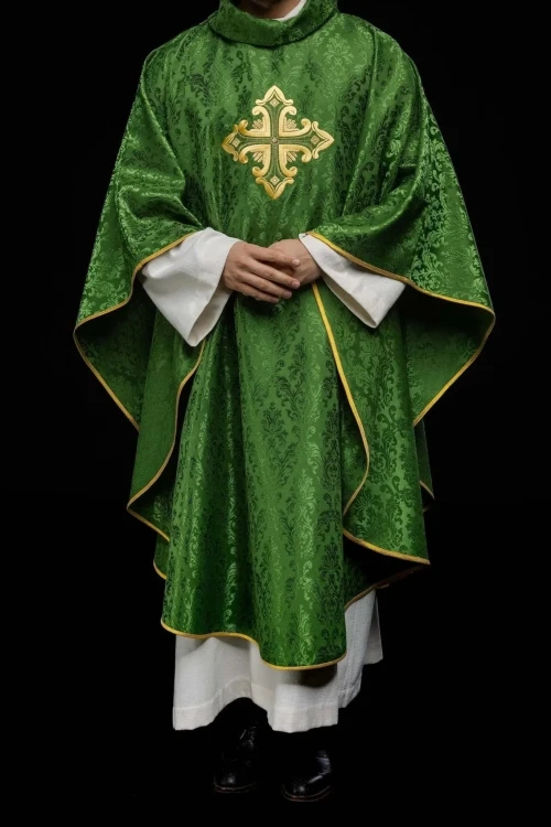 Ornat zielony z krzyżem na wzorzystej tkaninie – zdjęcie 6