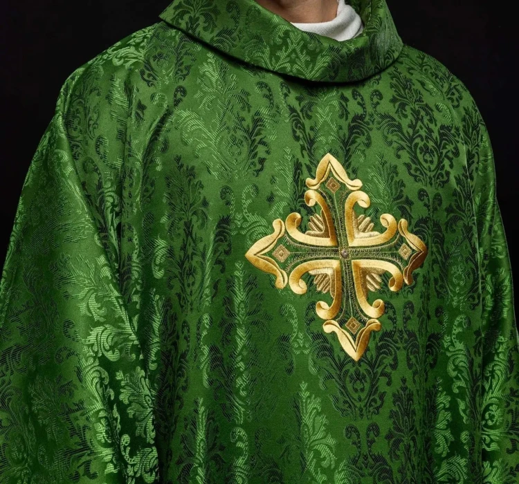 Ornat zielony z krzyżem na wzorzystej tkaninie – zdjęcie 10