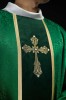 Ornat zielony żakardowy z haftowanym pasem i krzyżem – zdjęcie 3