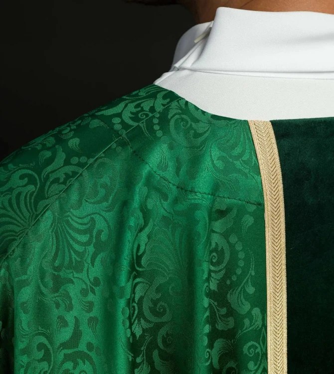 Ornat zielony żakardowy z haftowanym pasem i krzyżem – zdjęcie 6