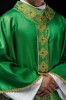 Ornat zielony z haftowanym pasem, krzyżem i kamieniami – zdjęcie 1