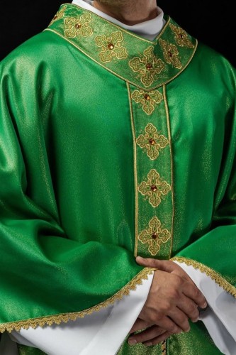 Ornat zielony z haftowanym pasem, krzyżem i kamieniami – zdjęcie 1