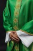 Ornat zielony z haftowanym pasem, krzyżem i kamieniami – zdjęcie 4