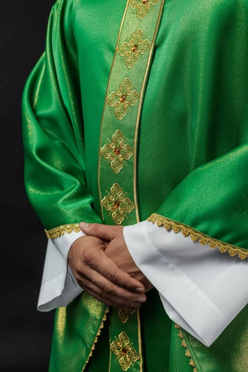 Ornat zielony z haftowanym pasem, krzyżem i kamieniami – zdjęcie 4