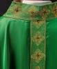 Ornat zielony z haftowanym pasem, krzyżem i kamieniami – zdjęcie 5