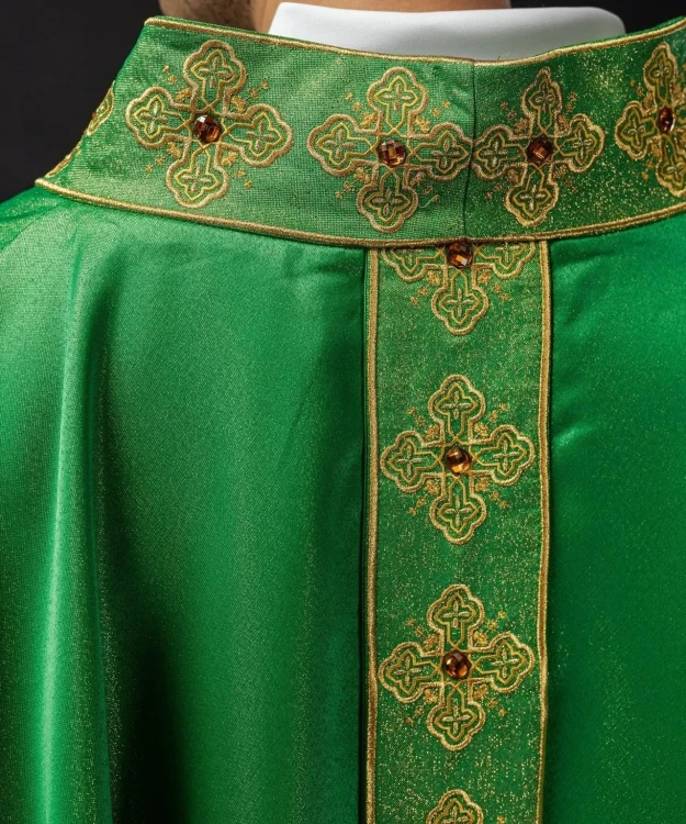 Ornat zielony z haftowanym pasem, krzyżem i kamieniami – zdjęcie 5