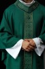Ornat zielony z haftowanym pasem i krzyżem – zdjęcie 1