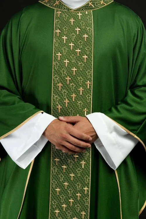 Ornat zielony z haftowanym pasem i motywem krzyży – zdjęcie 1