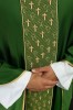 Ornat zielony z haftowanym pasem i motywem krzyży – zdjęcie 3