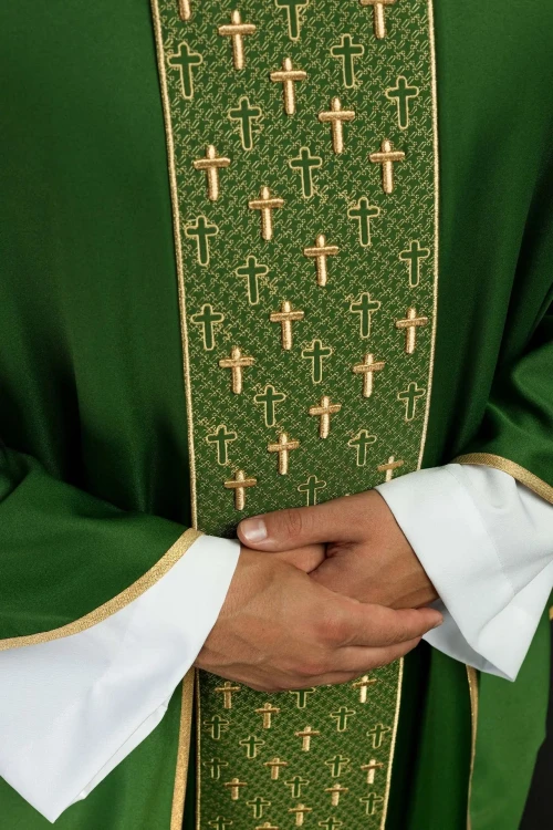 Ornat zielony z haftowanym pasem i motywem krzyży – zdjęcie 3