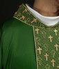 Ornat zielony z haftowanym pasem i motywem krzyży – zdjęcie 4