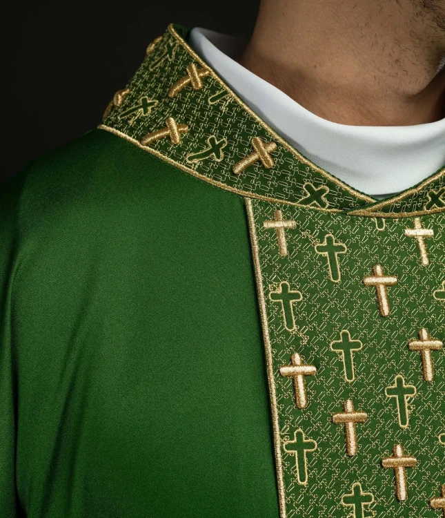 Ornat zielony z haftowanym pasem i motywem krzyży – zdjęcie 4