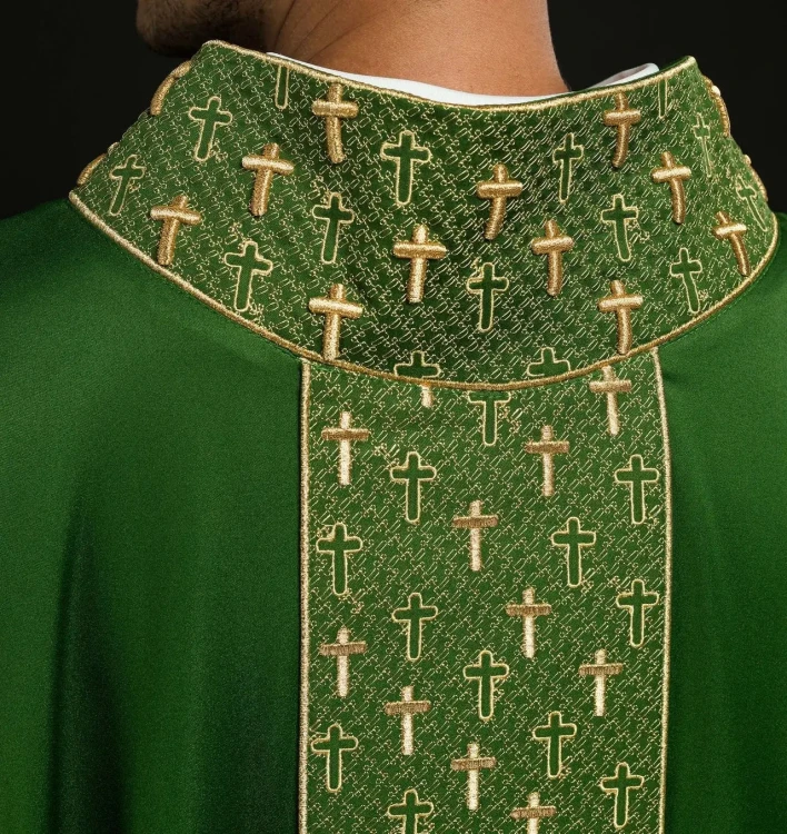 Ornat zielony z haftowanym pasem i motywem krzyży – zdjęcie 5