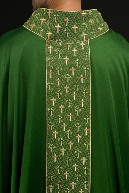 Ornat zielony z haftowanym pasem i motywem krzyży – zdjęcie 6