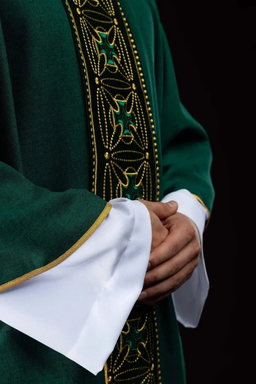 Ornat zielony satynowy z haftowanym pasem i krzyżami – zdjęcie 3