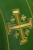 Ornat zielony z haftowanym pasem i krzyżami jerozolimskimi – zdjęcie 3