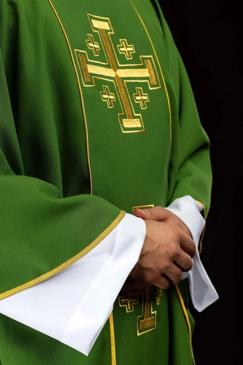 Ornat zielony z haftowanym pasem i krzyżami jerozolimskimi – zdjęcie 4