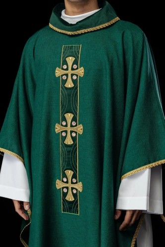 Ornat zielony ze złotymi krzyżami i ozdobnym kołnierzem – zdjęcie 1