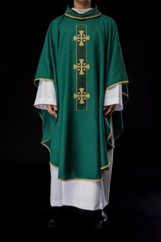 Ornat zielony ze złotymi krzyżami i ozdobnym kołnierzem – zdjęcie 2