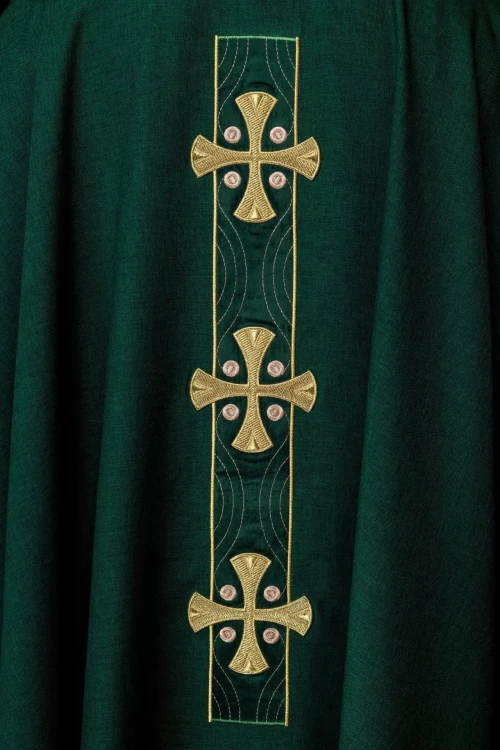 Ornat zielony ze złotymi krzyżami i ozdobnym kołnierzem – zdjęcie 3