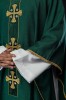 Ornat zielony ze złotymi krzyżami i ozdobnym kołnierzem – zdjęcie 4