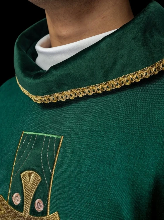 Ornat zielony ze złotymi krzyżami i ozdobnym kołnierzem – zdjęcie 5