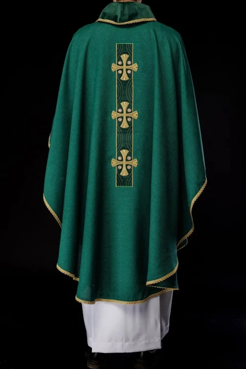 Ornat zielony ze złotymi krzyżami i ozdobnym kołnierzem – zdjęcie 7