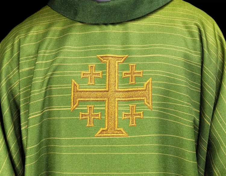 Ornat zielony z nadrukiem krzyża jerozolimskiego – zdjęcie 3