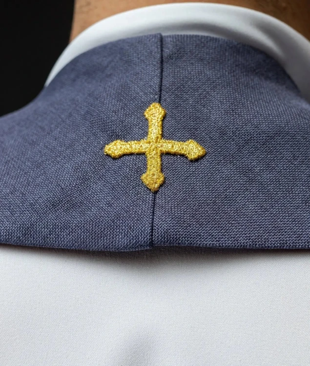 Stuła adwentowa fioletowa z haftowanymi krzyżami – zdjęcie 4