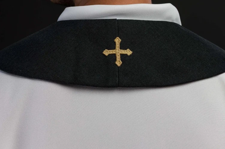 Stuła kapłańska czarna z haftem IHS – zdjęcie 4