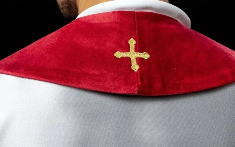 Stuła kapłańska czerwona z haftem IHS – jednostronna – zdjęcie 6
