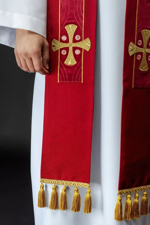 Stuła kapłańska czerwona z haftowanymi krzyżami – zdjęcie 3
