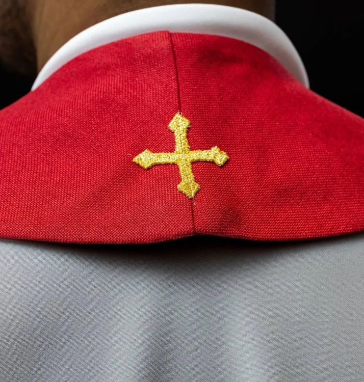 Stuła kapłańska czerwona z haftowanymi krzyżami – zdjęcie 4