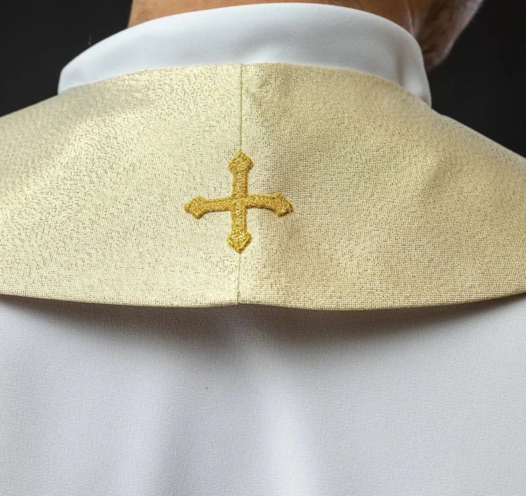 Stuła kapłańska ecru z haftowaną dekoracją – zdjęcie 4