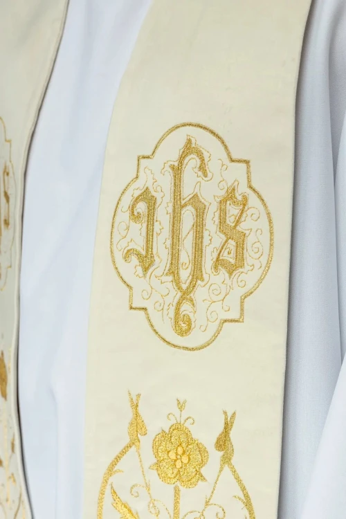 Stuła kapłańska ecru z haftem IHS – jednostronna – zdjęcie 3